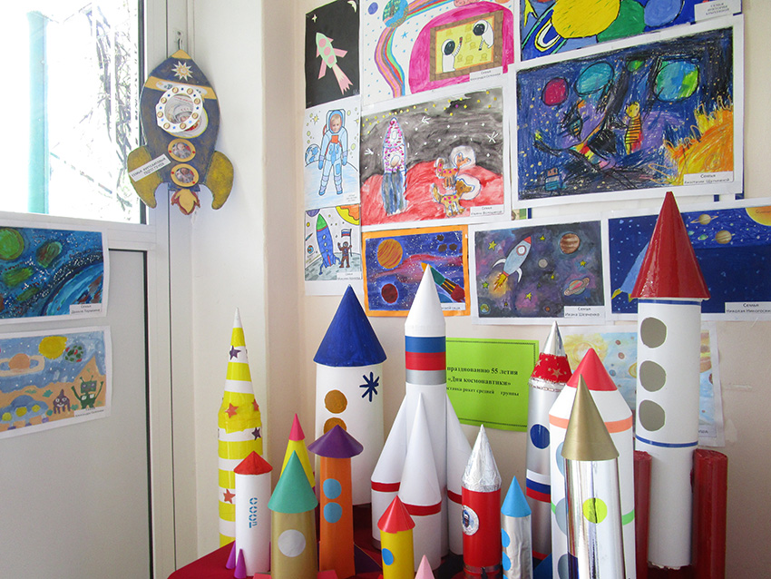 Выставка ко дню космонавтики в детском саду. На выставку поделка в детский сад космос. Космические поделки для детского сада. Выставка космос в детском саду. Космос глазами детей поделки.